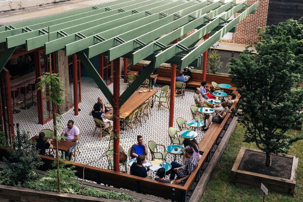 Stamba Hotel Tbilisi Esterno foto The patio at the Green Building